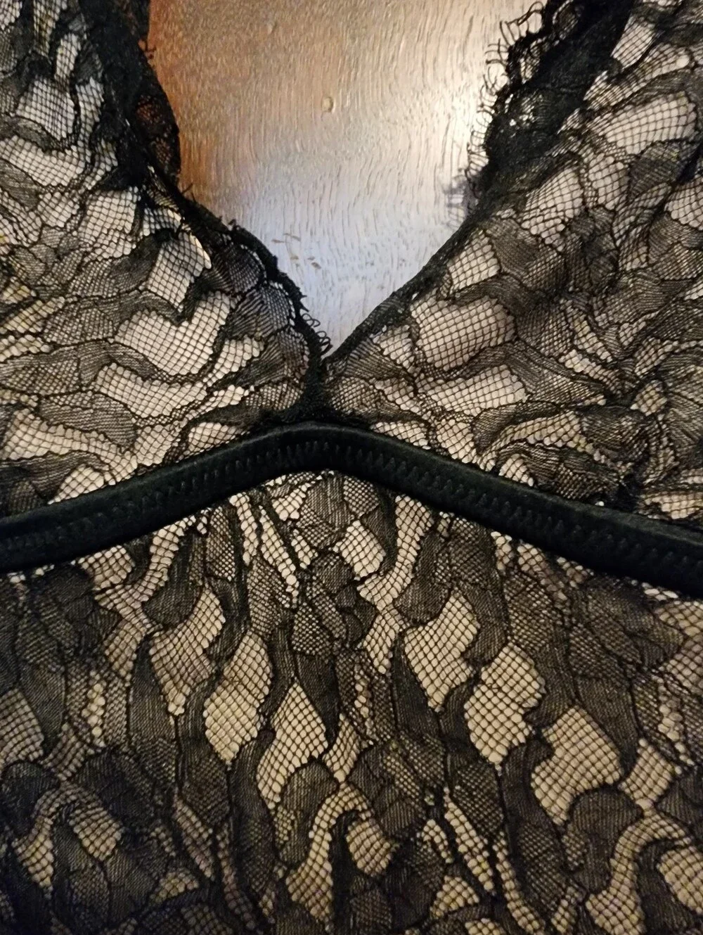 BCBGMAXAZRIA Black Lace V-Neck Empire Waist Top-Nude Lining-Medium